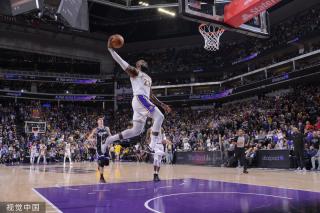 并且凭借出 并且凭借出